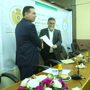 رئيس مركز بغداد الدولي للدراسات الشيخ عدنان الشحماني يتسلم شهادة شكر وتقدير من عمادة الكلية بعد القاء محاضرته في كلية الاداب/ الجامعة المستنصرية