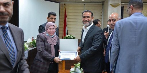 الشيخ د.عدنان الشحماني يتسلم شهادة مشاركة تقديرية من عميد العلوم السياسية في جامعة بغداد