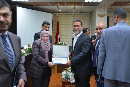 الشيخ د.عدنان الشحماني يتسلم شهادة مشاركة تقديرية من عميد العلوم السياسية في جامعة بغداد