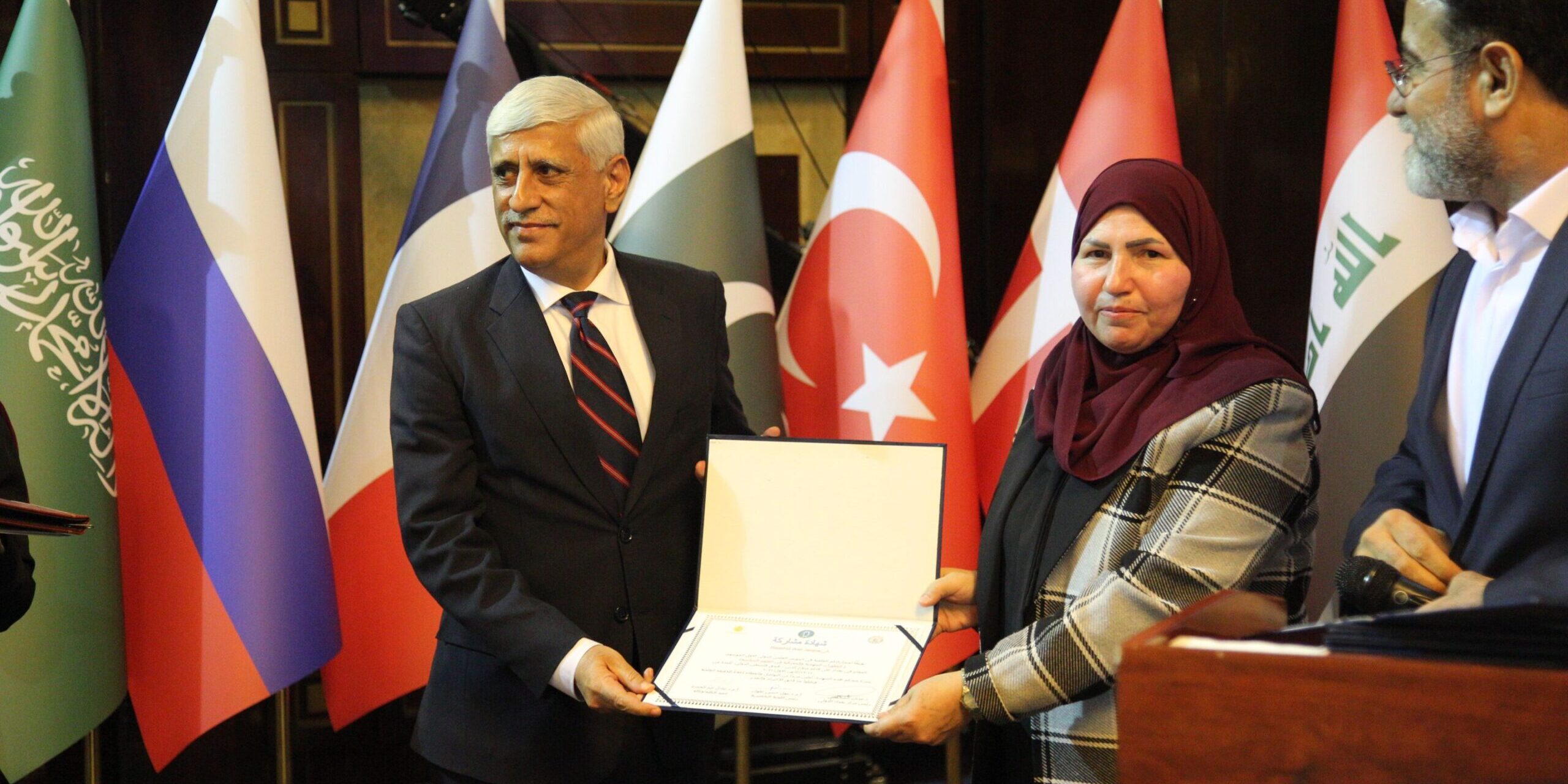 الجنرال راشد والي من باكستان في المؤتمر الذي اقامته كلية العلوم السياسية في جامعة بغداد بالتعاون مع مركز بغداد الدولي