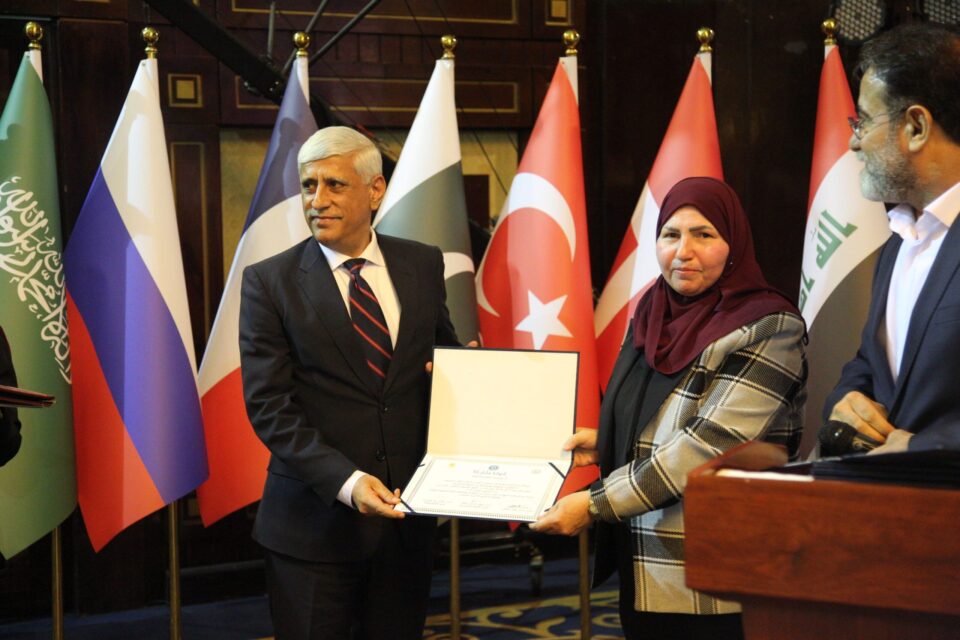 الجنرال راشد والي من باكستان في المؤتمر الذي اقامته كلية العلوم السياسية في جامعة بغداد بالتعاون مع مركز بغداد الدولي